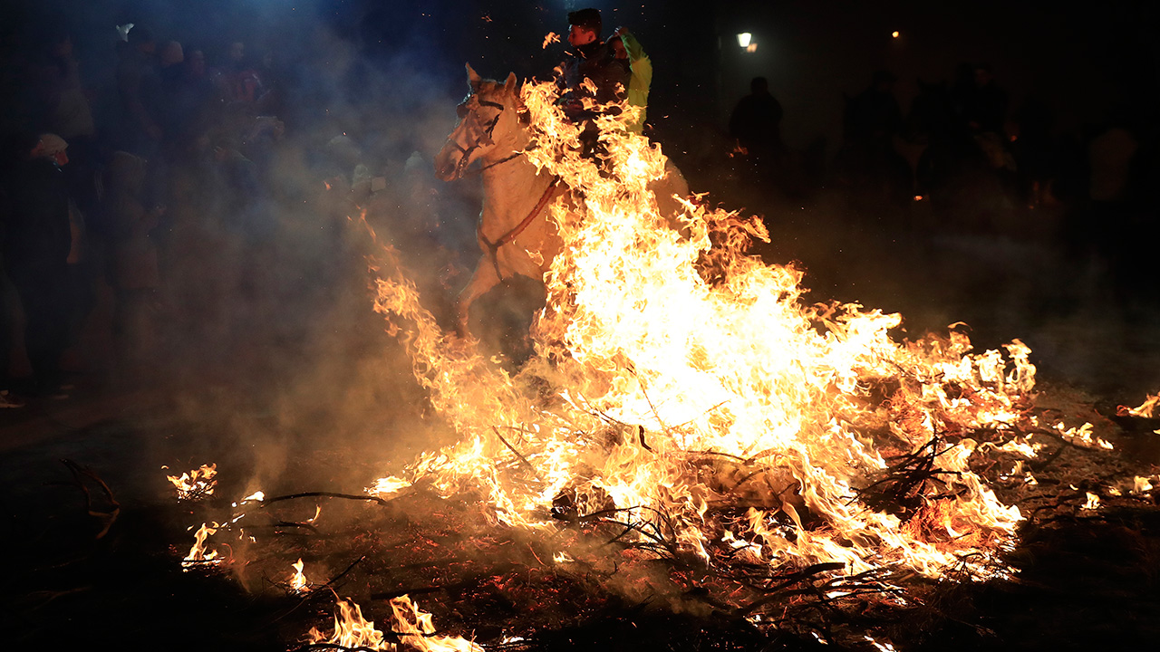 Başkenti Madrid`in 100 kilometre kuzeydoğusundaki San Bartolome de Pinares kasabasında atların ateş üzerinde yürütülmesi geleneği bu yıl da renkli geçti.