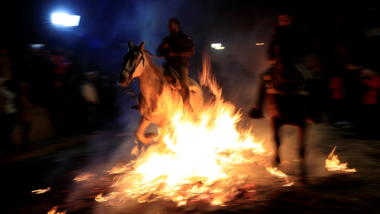 Atların kötülük ve hastalıktan arınmalarını sağladığı inancıyla sık sık yenilenen ateşin üzerine dökülen sularla da duman oluşması sağlandı. 