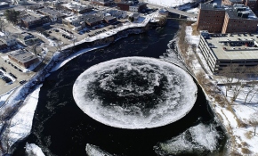 Nehirde oluşan buz diski görenleri şaşırttı