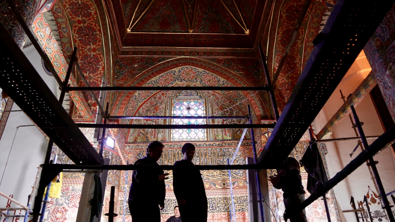 Yerli ve yabancı binlerce turisti ağırlayan Mevlana Müzesi`nde, Hazreti Mevlana`nın metfun olduğu Kubbe-i Hadra`nın (Yeşil Kubbe) iç aksamı, kalem işi süslemeler, nakış, bezeme ve hatlardan oluşuyor.