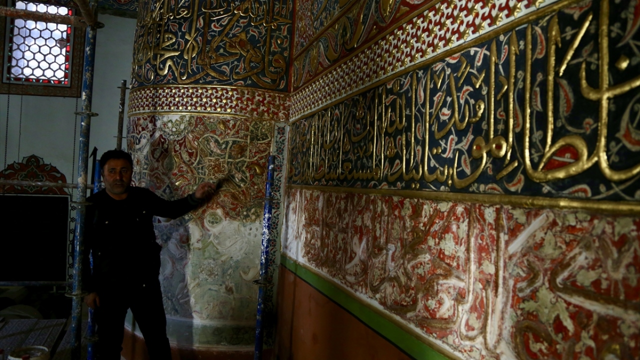 Konya Kültür ve Turizm Müdür Abdüssettar Yarar, yaptığı açıklamada, Kubbe-i Hadra`nın kalem işi süslemelerinde çok ciddi bir restorasyon çalışması yaptıklarını söyledi.