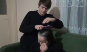 Hastalanan annesini bir an olsun yalnız bırakmıyor