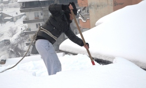 Ekmeklerini metrelerce yükseklikteki kardan çıkarıyorlar