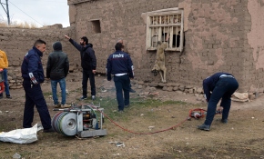 Pencere parmaklığına sıkışan köpeği itfaiye kurtardı