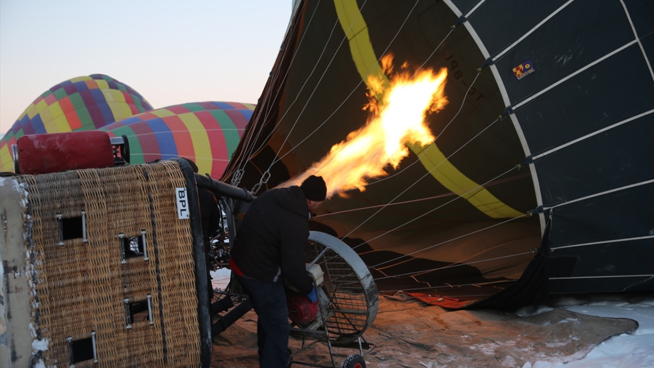 Sabah saatlerinde Göreme beldesindeki balon kalkış alanındaki hazırlıkların ardından peş peşe Kapadokya semalarına yükselen sıcak hava balonları, yaklaşık bir saat boyunca gökyüzünde süzüldü.