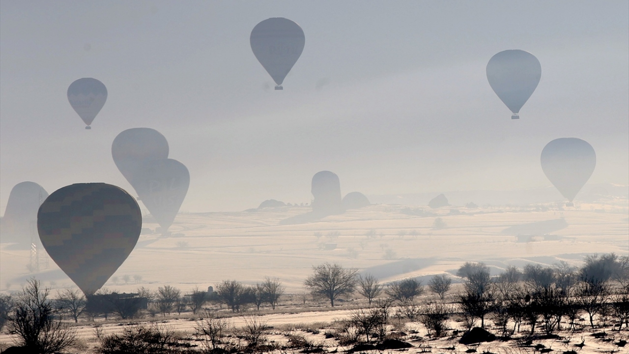 Etkili olan karın ardından beyaza bürünen bölge eşsiz güzellik sergilerken, sıcak hava balonu turuna katılan ziyaretçiler peribacalarıyla kaplı vadiler üzerinde süzülerek manzarayı kuş bakışı izleme imkanı elde etti.