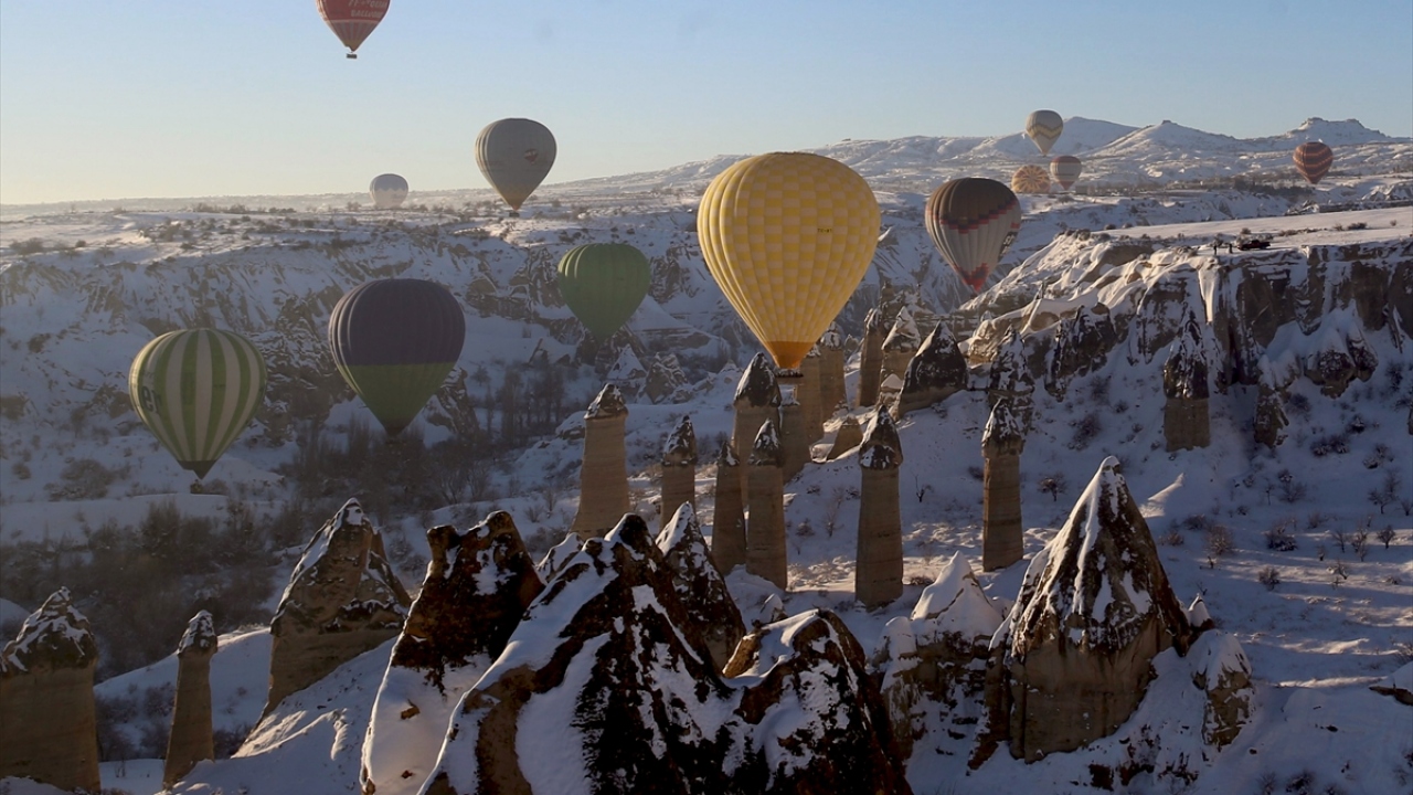 Turun tamamlanmasının ardından muhabirine açıklama yapan sıcak hava balonu pilotu Ümit Arı, 10 yıldır turistlere Kapadokya semalarında eşlik ettiğini, beyaza bürünen coğrafi güzellikler arasında uçuş yapmaktan mutluluk duyduğunu belirtti.