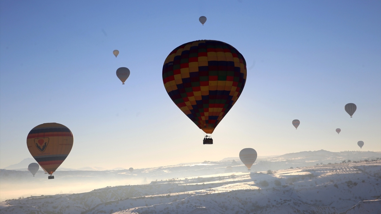 Tur sırasında ortaya çıkan sis, sıcak hava balonlarıyla bütünleşerek güzel bir görüntü oluşturdu.