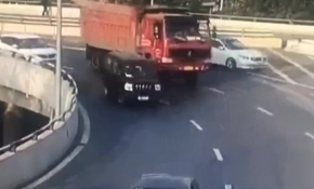 Seyir halindeki araçtan düşen anne ve çocuğu ölümden döndü