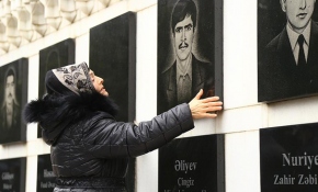 Azerbaycan şehitlerini anıyor