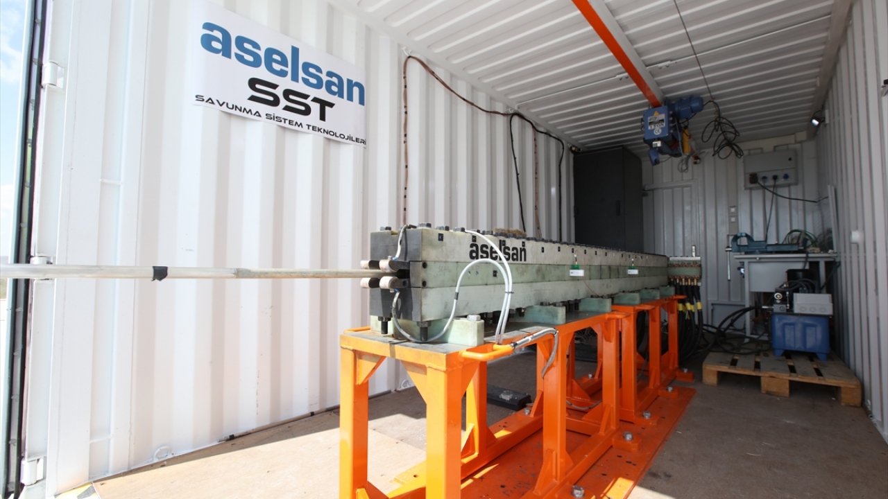 Ateşli silahların yerine geçmesi beklenen ve "geleceğin silahı" olarak nitelendirilen elektromanyetik top sistemlerine yönelik çalışmalar kapsamında, Şahi 209 ve Tufan (fotoğrafta) sistemlerinin test atışları gerçekleştirildi.