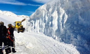 Şırnak’ta elektrik direkleri karın altında kayboldu