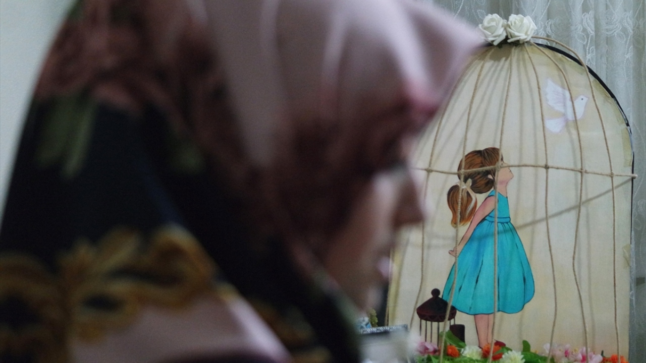 Yıldız Yılmaz, yaptığı açıklamada, daha çok erkek çocuklarında görülen DMD hastalığıyla kendisinin de yıllardır mücadele ettiğini söyledi.