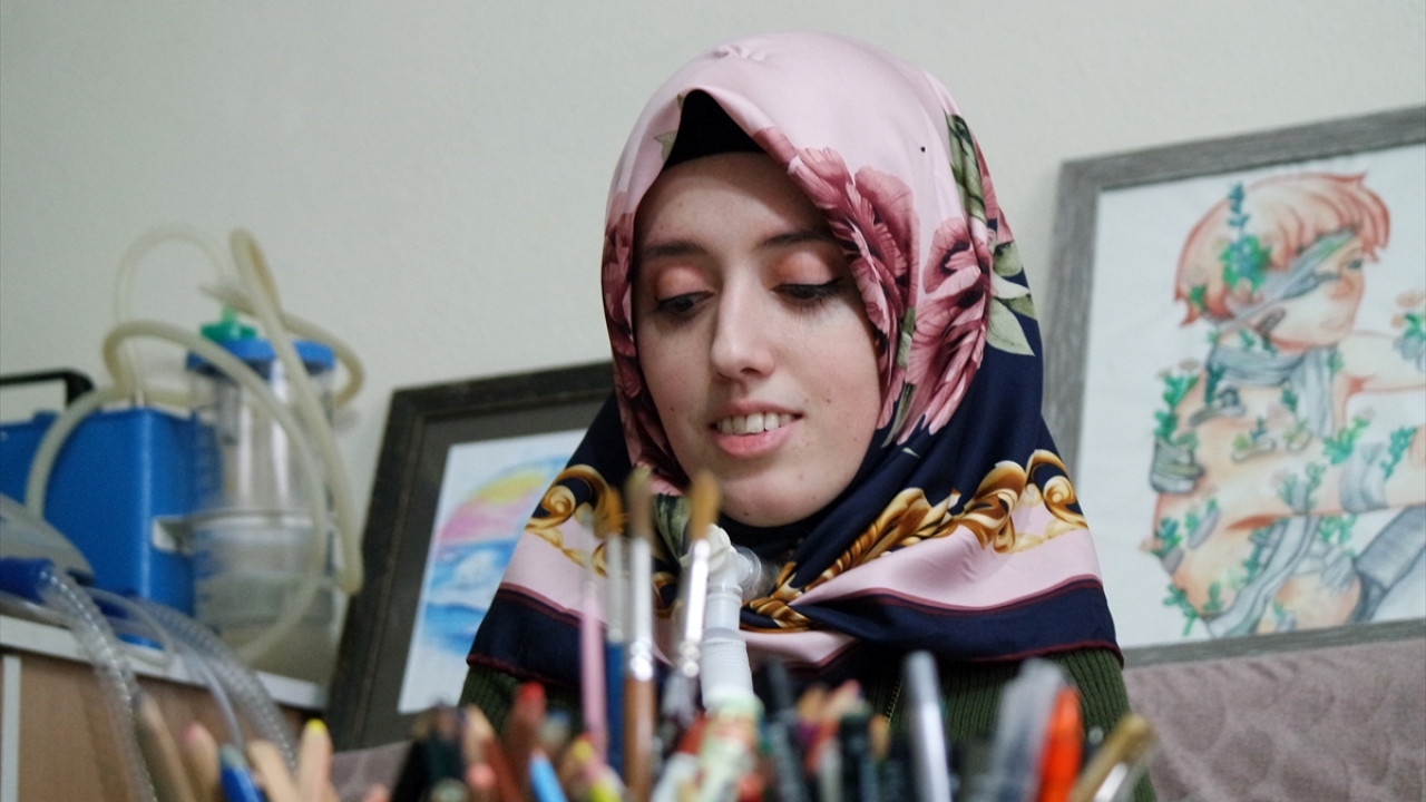 Yılmaz, kendisini resim yaparak ve yazarak ifade edebildiğini belirtti.