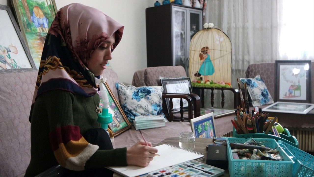 Bursa`da, tedavisi olmadığı belirtilen ağır hastalığına rağmen yaptığı resimlerle 5 sergi açan ve ikinci kitabını yazan kas hastası genç kız, azmiyle örnek oluyor