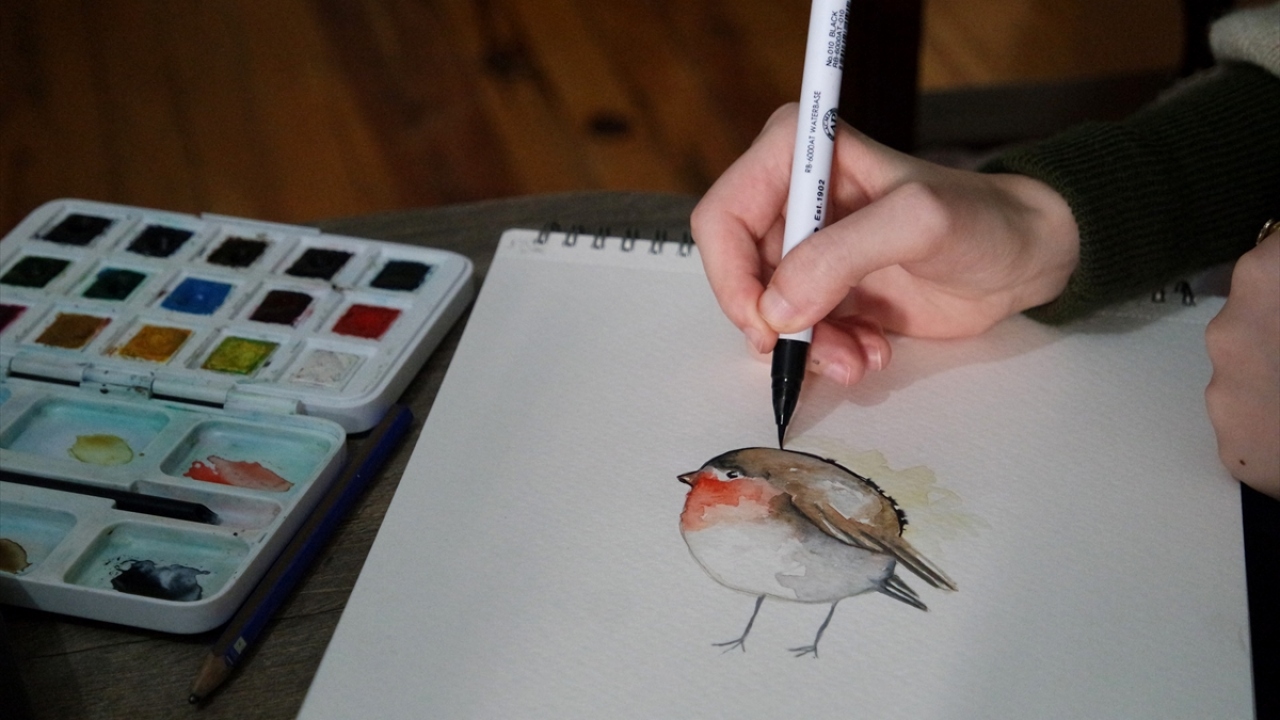 Farklı tür boyalarla çalıştığını ancak en çok sulu boyayla resim yapmayı sevdiğini anlatan Yılmaz, son kişisel sergisini Bursa Uludağ Üniversitesi Resim Bölümünde açtığını söyledi.