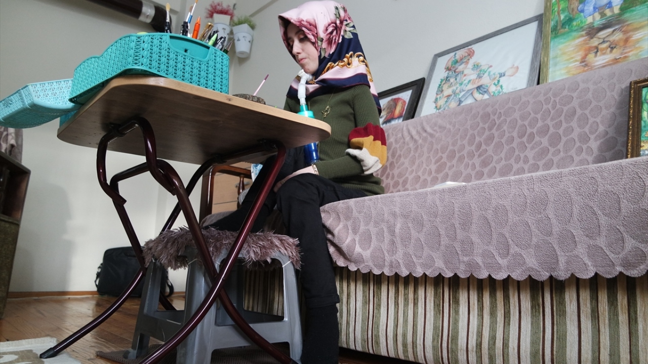 Yazarlık çalışmalarına da değinen Yılmaz, ilk kitabı olan "Umut Işığı"nı 16 yaşındayken kaleme aldığını kaydetti. "Umut Işığı"nı yazarken farklı düşünceler içinde olduğunu anlatan Yılmaz, sözlerini şöyle sürdürdü: