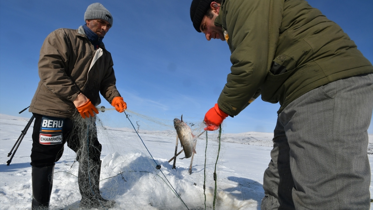 Baba mesleği balıkçılığı yaşatan Atanur Dursun, yaptığı açıklamada, Çıldır Gölü kenarındaki köyde yaşadıklarını ve geçimlerini balıkçılıkla sağladıklarını söyledi.