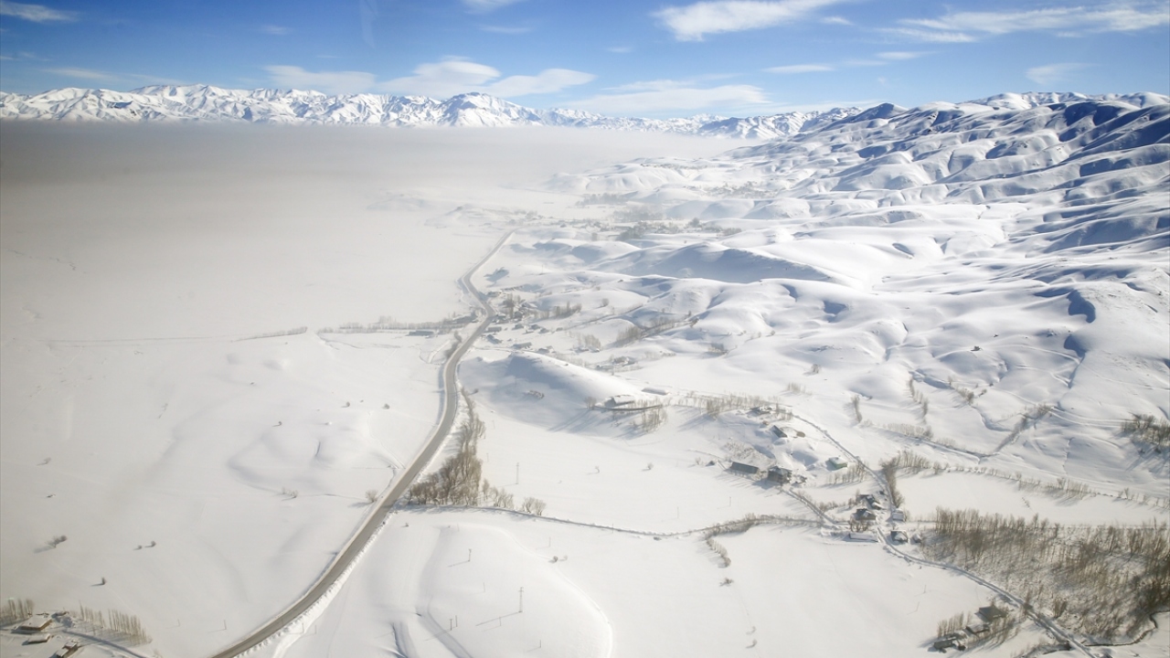 Hava sıcaklığının gece sıfırın altında 20 dereceye kadar düştüğü Yüksekova`da dondurucu soğuklar ve kar, yaşamı olumsuz etkiliyor.