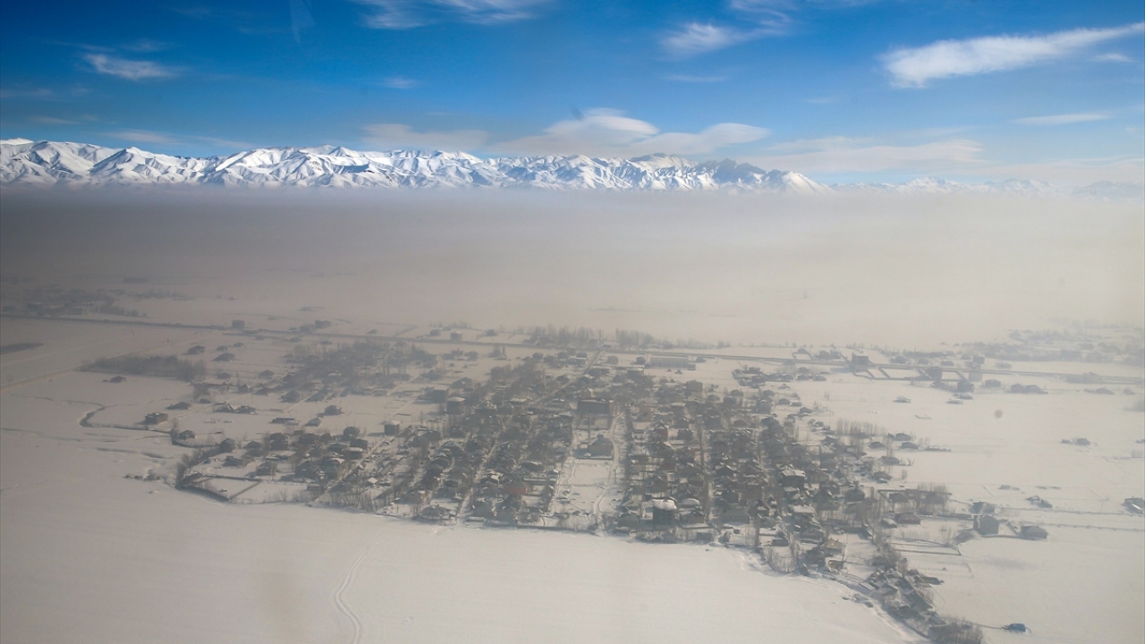 Yoğun yağışın ardından bazı vatandaşlar karla kaplanan evlerinin çevresini ve çatısını kendi imkanlarıyla temizledi, şebekenin donması nedeniyle doğal kaynaklardan bidonla su taşıdı.