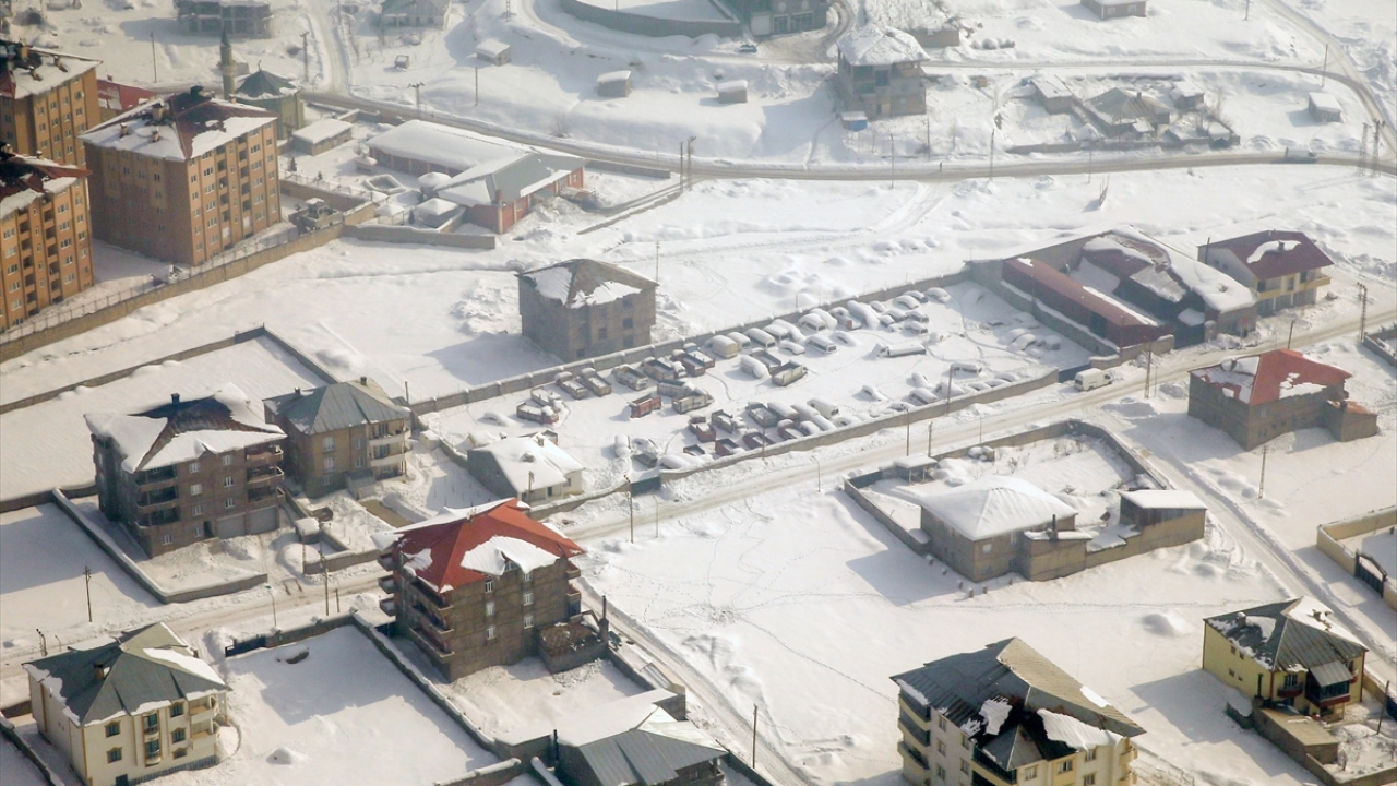 Havadan görüntülenen beyaza bürünmüş yollar, ağaçlar, dağlar ve köyler güzel görüntüler oluşturdu.