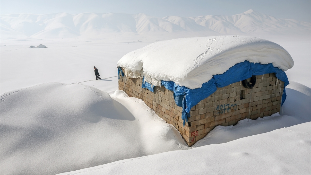Merkez İhsaniye Camisi ile bazı binaların çatılarında uzun buz sarkıtları oluşurken, araçlar kar altında kaldı. 