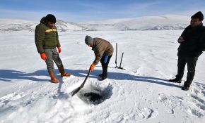 Eskimo usulü balık avlıyorlar
