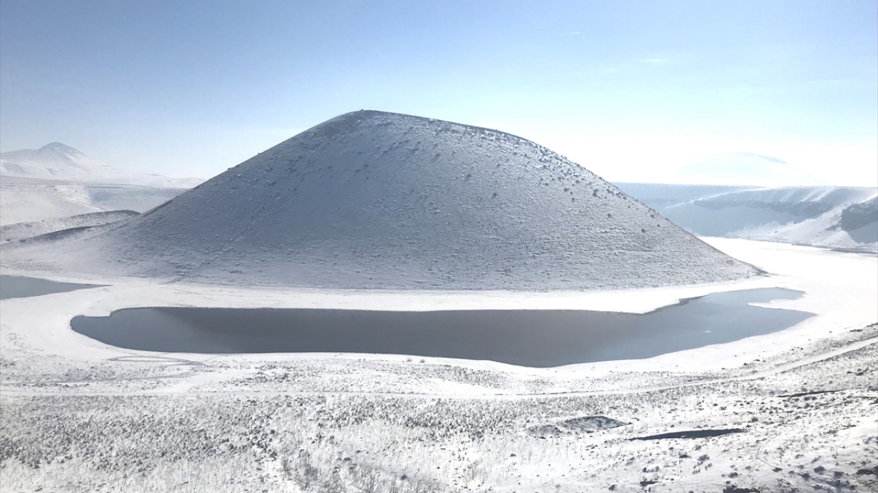 Karapınar ilçe merkezinin 8 kilometre güneydoğusunda yer alan, geçmişte çevresi sularla kaplı gölde, yakın zamana kadar su yerine yüksekliği 10 santimetreden fazla bir tuz birikintisi kalmıştı.