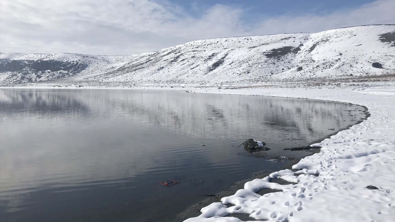 Selçuk Üniversitesi Jeoloji Mühendisliği Bölümü Öğretim Üyesi ve Konya Jeoloji Mühendisleri Odası Başkanı Prof. Dr. Fetullah Arık, göle "Meke Maarı" da denildiğini belirterek, iki evreli volkanik faaliyet sonucu oluştuğunu söyledi.