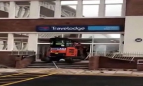 Ücreti ödenmeyen işçi otele kepçeyle girdi