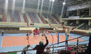 Rakip takım antrenörüne anne terliği