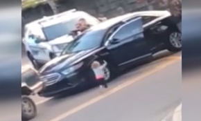 ABD polisinin çevirdiği arabadan inen küçük kız sosyal medyada olay oldu