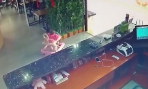 Çin'de yürüteçteki bir bebek merdivenden yuvarlandı