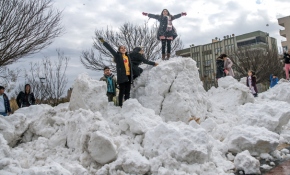 Şanlıurfalı çocuklar Karacadağ'dan gelen karla keyif yaptı