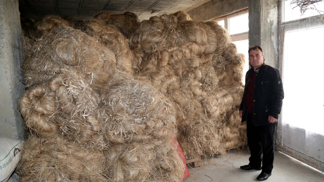  İşletmede çalışan 6 işçi, işledikleri kenevirden çeşitli ürünler yapıyor.