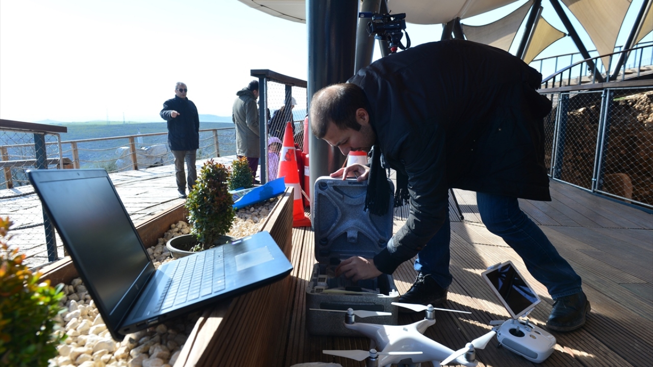 Filmin senaristi Ozan Çivit de önceki filmin İstanbul`un bir yakasında başladığını, yeni filmle Anadolu`ya açılacaklarını belirtti.