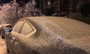 İtfaiyenin sıktığı yangın köpüğü donunca her yer buzla kaplandı