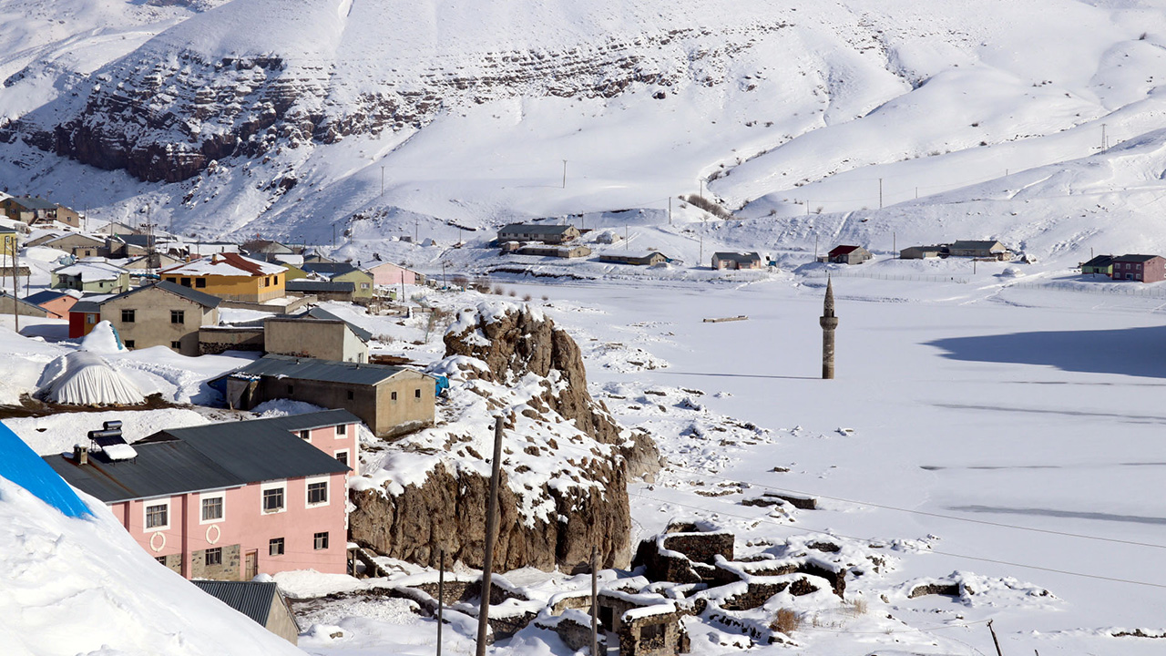 Ağrı`ya 18 kilometre uzaklıkta bulunan Başçavuş köyünün büyük bölümünün, Yazıcı Barajı`nın devreye girmesiyle su altında kalması nedeniyle çoğu köy sakini göç etti.