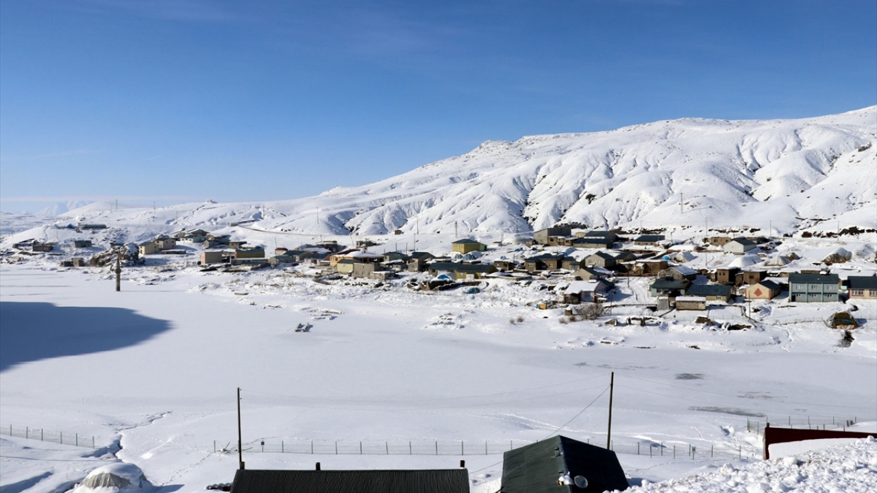 Yaz aylarında ulaşılamayan minare, kış aylarında baraj suyunun donması nedeniyle buz tutan kütle üzerinde yürüyerek minareye ulaşılabiliyor.