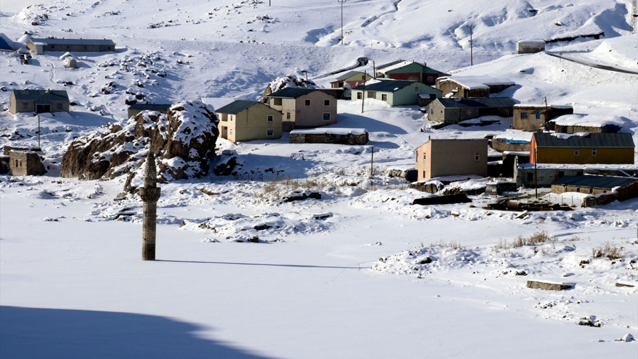 Kış aylarındaki donma nedeniyle ayrı bir güzellik sunan cami minaresi, özellikle bu mevsimde fotoğrafçılar ile yerli ve yabancı turistlerin ilgi odağı haline geliyor.