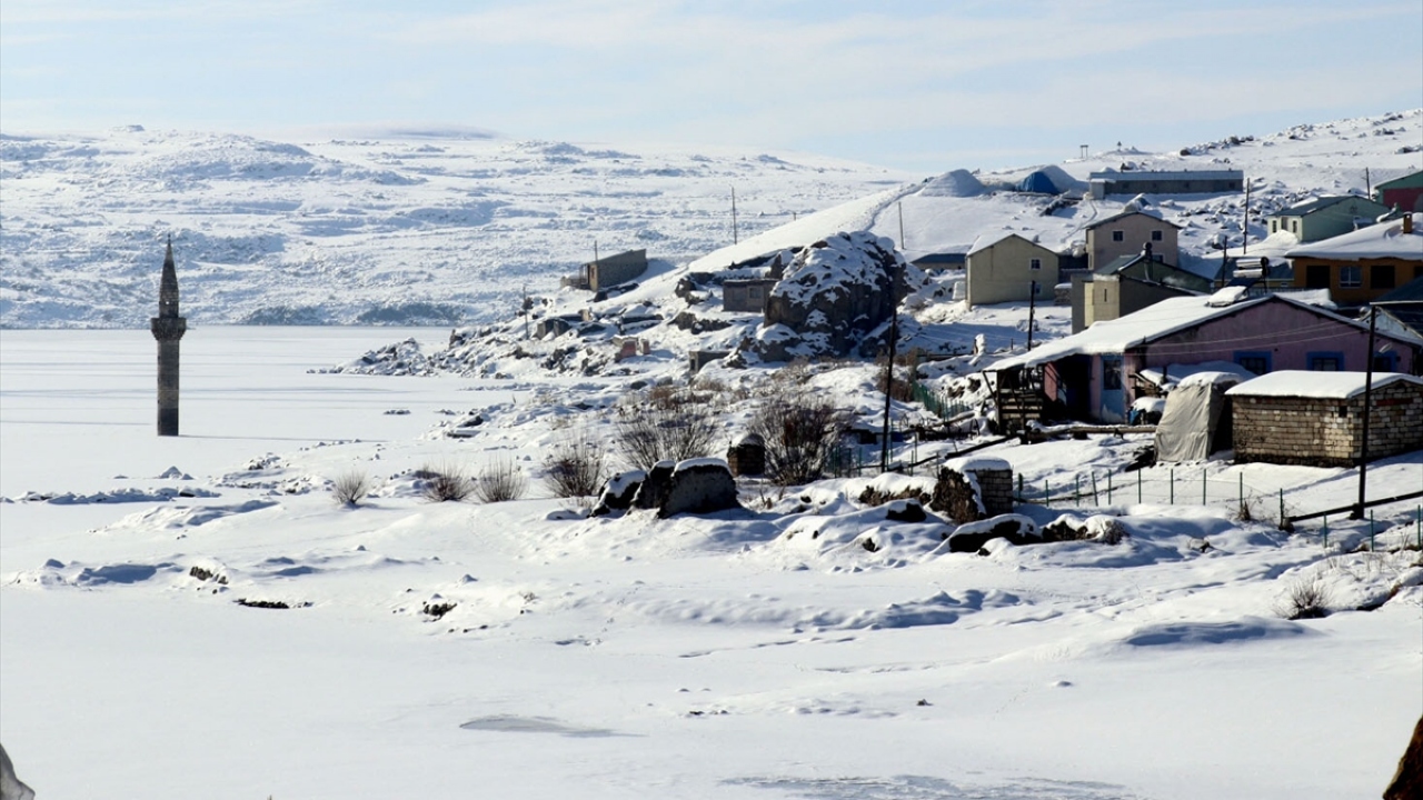 Sakinlerinin büyük kısmının göç ettiği köyde cami ve evler su altında kalırken, köy camisinin minaresi ise su üstünde kaldı.