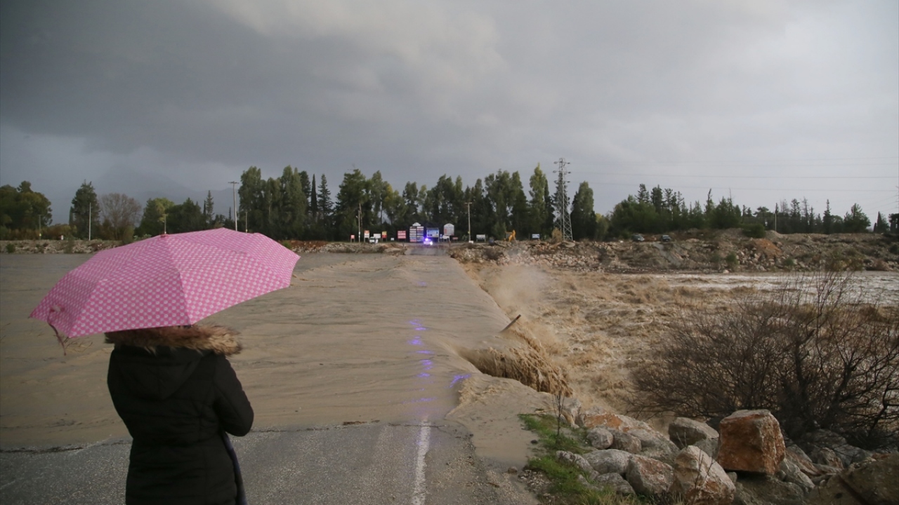 Antalya’da sabah saatlerinde başlayan yağış ve fırtına yaşamı olumsuz etkiliyor.