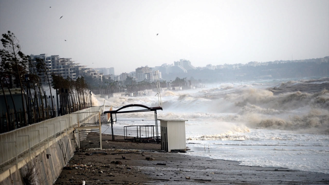 Şehir merkezinde saatteki hızı 92 kilometreye ulaşan fırtına nedeniyle çok sayıda tabela uçtu, küçük ağaçlar ve direkler devrildi.