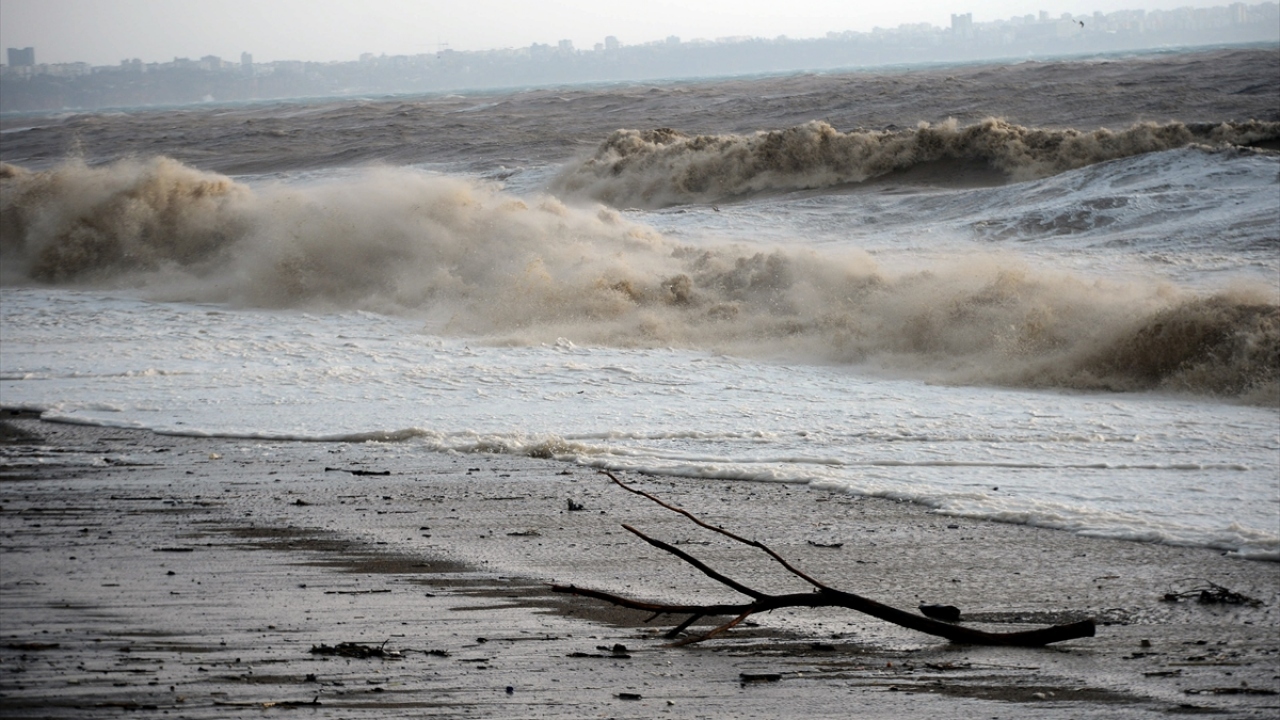 Fırtına nedeniyle Konyaaltı Sahili`nde ise dev dalgalar oluştu.