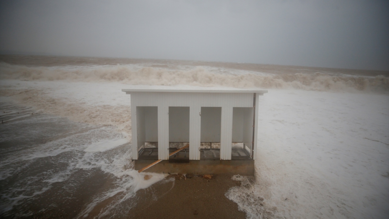 Büyük dalgalardan bazı iş yerlerinin soyunma kabinleri ve çocuk parkları etkilendi.