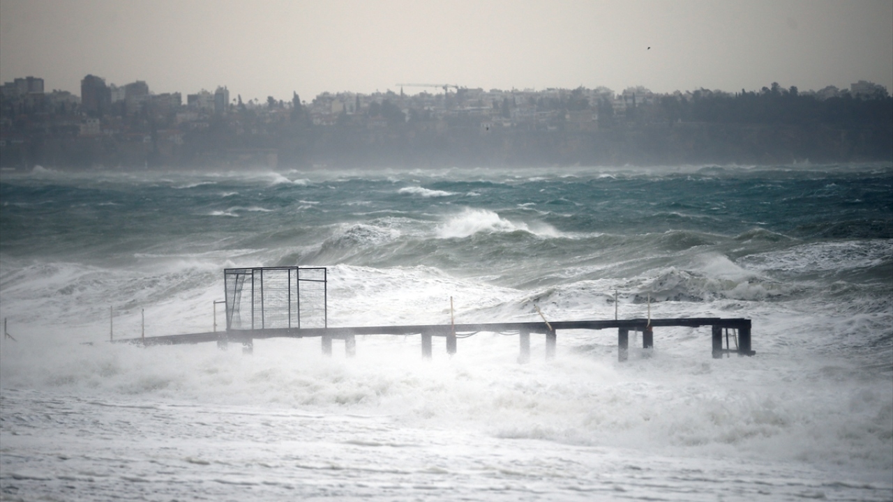 Antalya`da sabah saatlerinde başlayan kuvvetli fırtınanın akşam saatlerinde, Isparta ve Burdur`da ise yarın etkisini kaybetmesi bekleniyor.