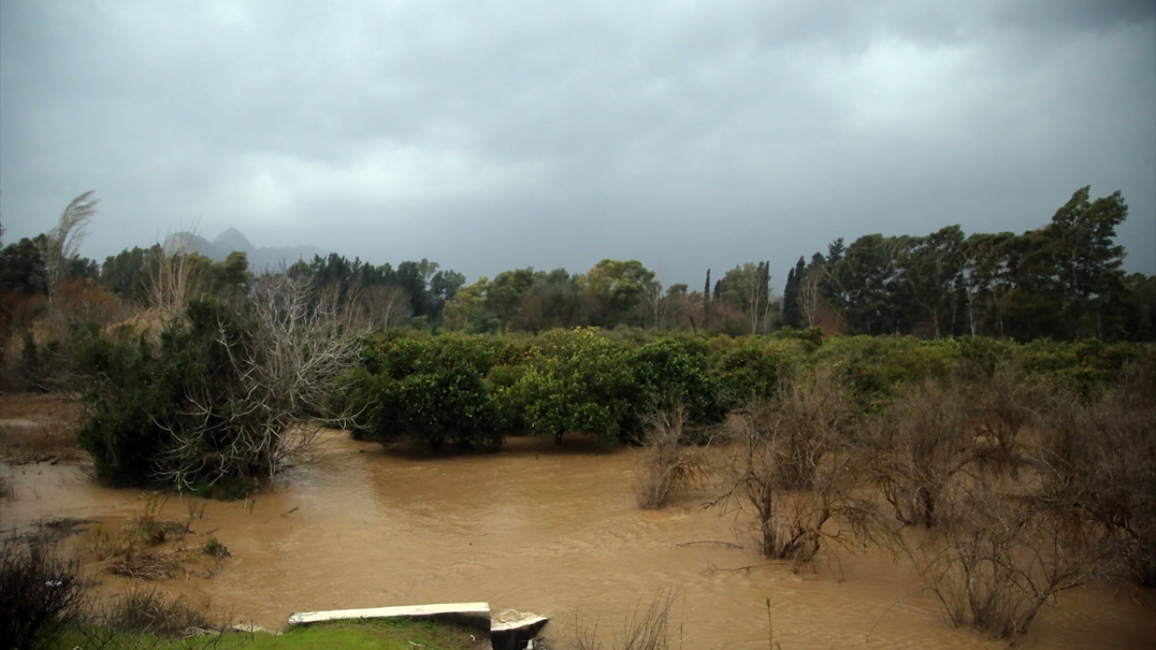 Kaş ilçesinde yağış sonrası Koca Göl`de su taşkını meydana geldi, göl etrafındaki seralarda su birikintileri oluştu.