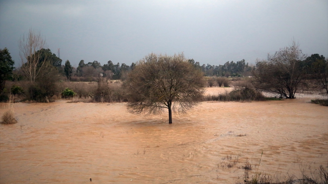 Yağış nedeniyle Konyaaltı ilçesi Batı Çevreyolu çevre yolu kenarındaki bazı tarım arazileri su altında kaldı.