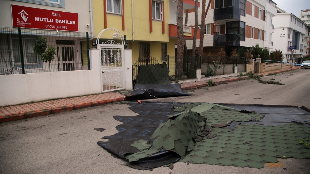 Antalya Büyükşehir Belediyesi ekiplerince ağaçların ve direklerin kaldırılması için çalışma başlatıldı.