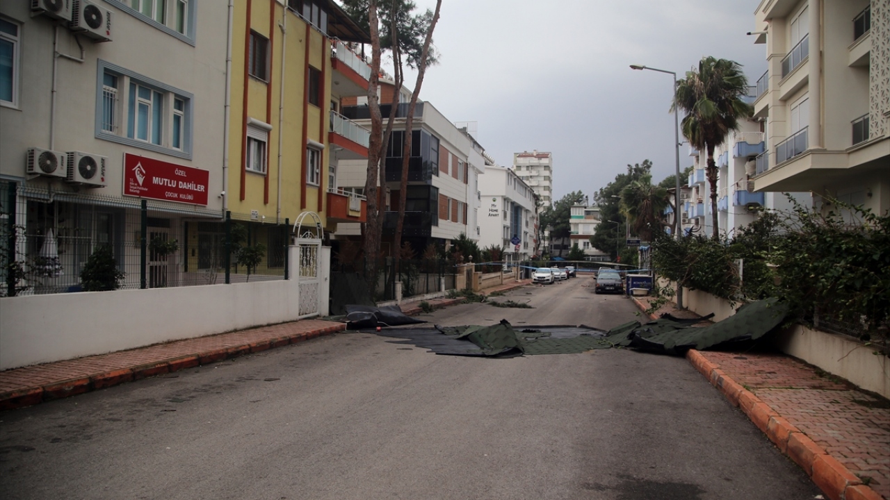 Antalya`da etkili olan kuvvetli fırtına ve yağış nedeniyle Konyaaltı ilçesindeki bir çocuk kreşinin çatı kaplamaları uçtu.